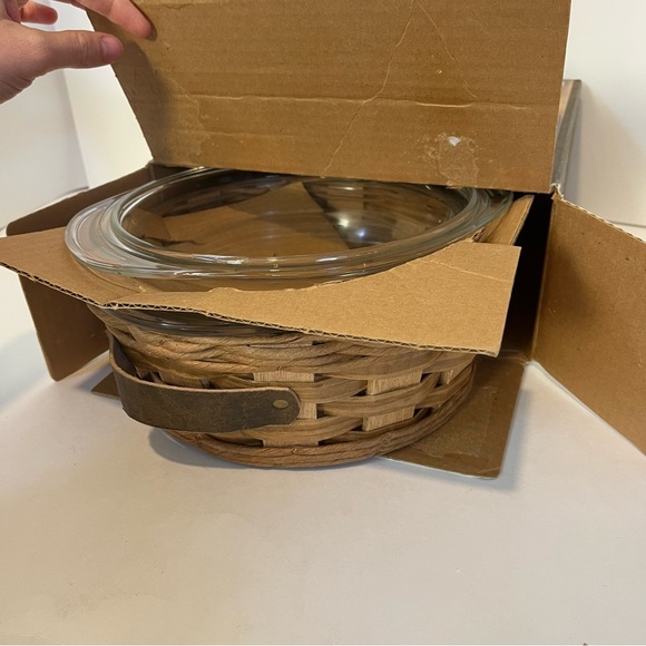 New Vintage Pyrex Baker in a Basket with Box 2 qt Casserole Dish Lid Woven 6840 - Picture 6 of 12